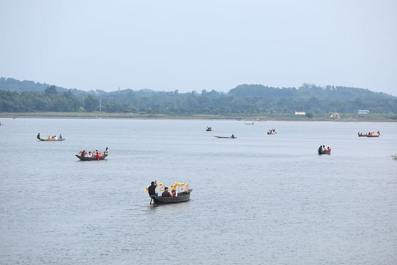 পানি শুকানোর আগপর্যন্ত নৌকায় ঘুরতে আসেন অনেকে। সিলেট সদরের বাইশটিলা এলাকার উফতার হাওরে